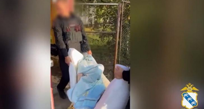 Полицейские Курска эвакуировали семью с маломобильным мужчиной из опасной зоны