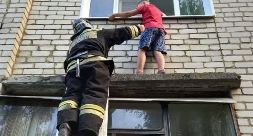 В Щиграх спасатели сняли школьника с козырька окна второго этажа