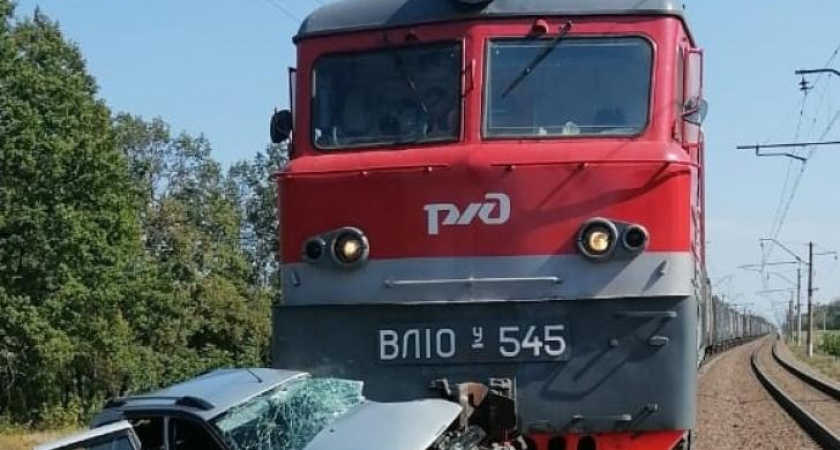 В Курском районе легковушка столкнулась с поездом: водитель выжил