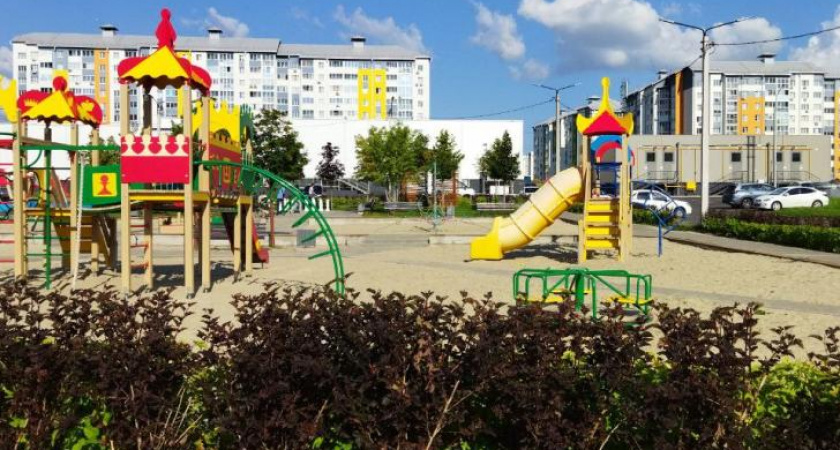 В Курске установлены 9 новых детских площадок за счет платных парковок