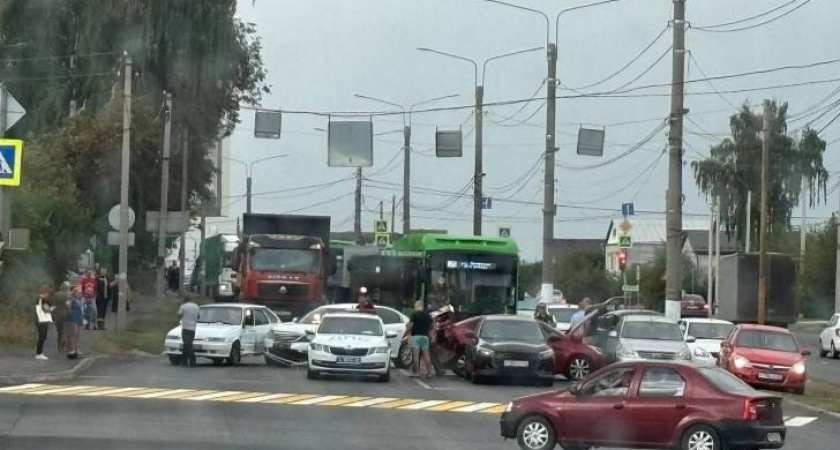 В Курске произошло массовое ДТП с участием пяти автомобилей