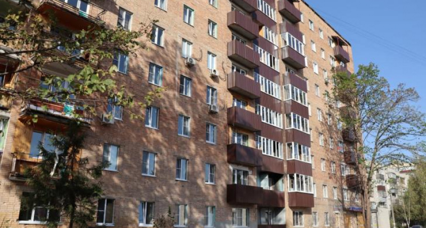 В Курске началось остекление балконов в доме, пострадавшем от падения ракеты