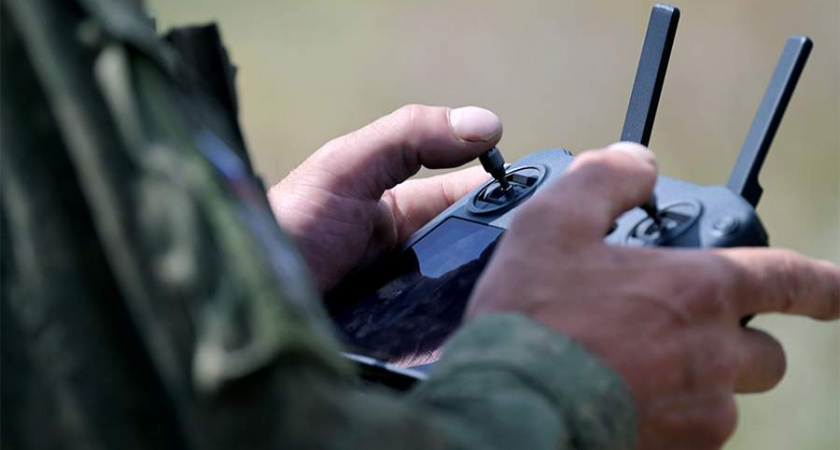 Российские военные уничтожили украинскую бронемашину с помощью FPV-дрона в Курской области