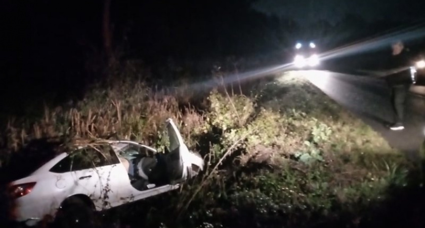 Ночное ДТП в Курской области: машина опрокинулась в кювет
