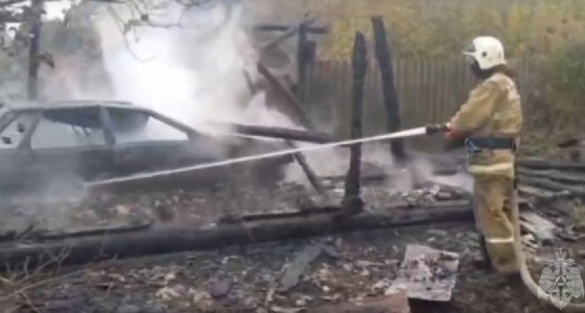 В Конышевском районе сгорели гараж и машина из-за короткого замыкания