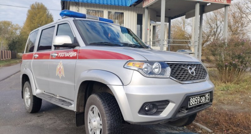 В Курске пьяный мужчина пытался ограбить магазин, разбив входную дверь