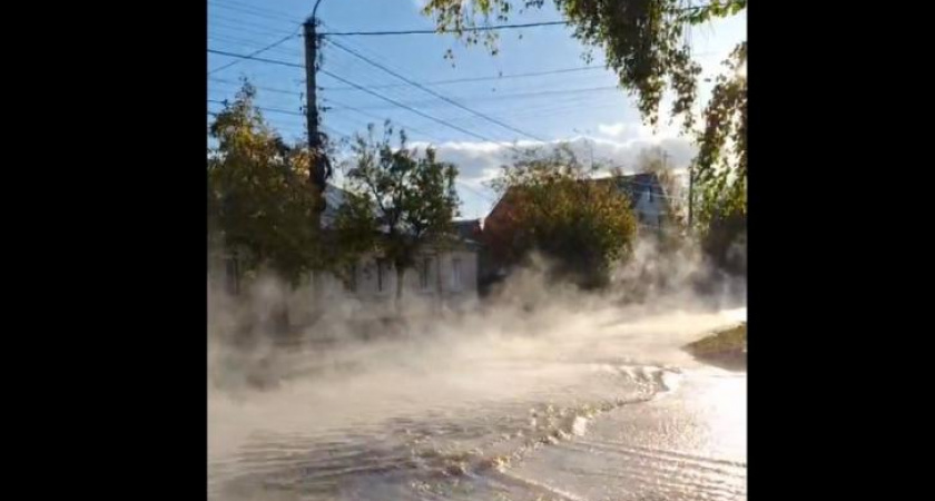 В центре Курска прорвало теплотрассу: улицы залило кипятком