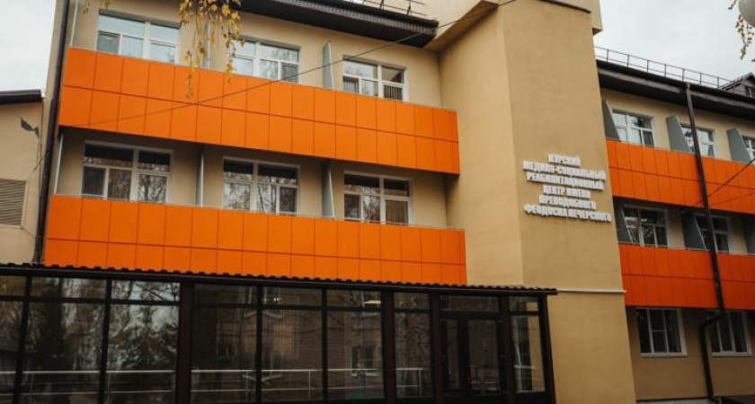 Губернатор Курской области встретился с беженцами в пункте временного размещения