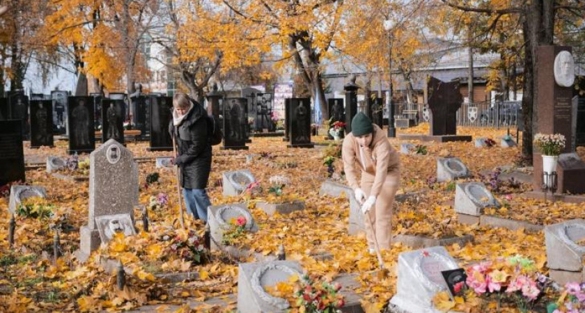 Волонтеры привели в порядок 35 воинских захоронений на Никитском кладбище Курска