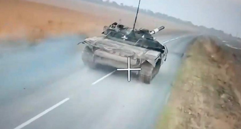 Российские дроны уничтожили танк и пикап ВСУ в Курской области