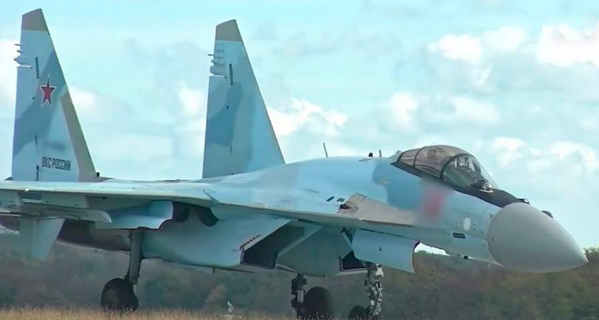 Истребители Су-35С прикрыли авиацию РФ в небе над Курской областью