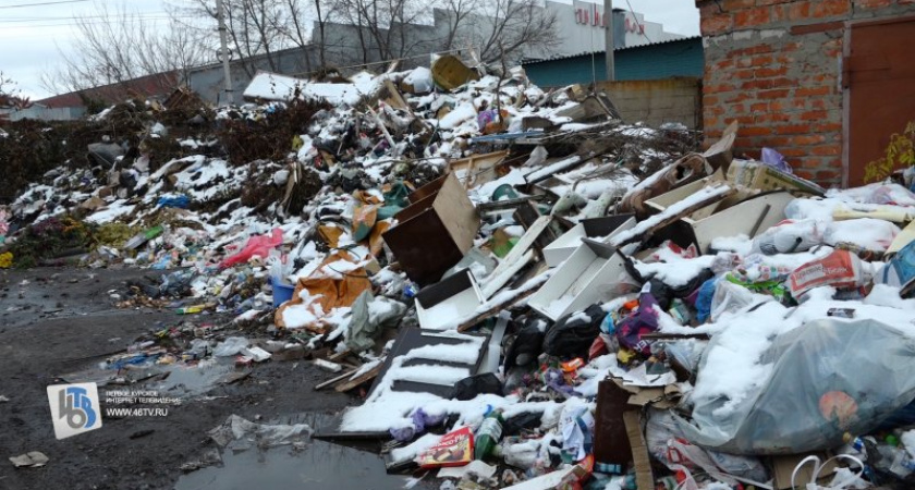 Гигантская свалка превратила двор курского дома в декорации фильма ужасов