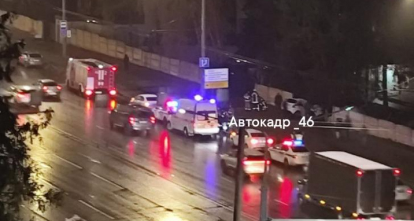В Курске легковушка с подростком врезалась в грузовик и забор