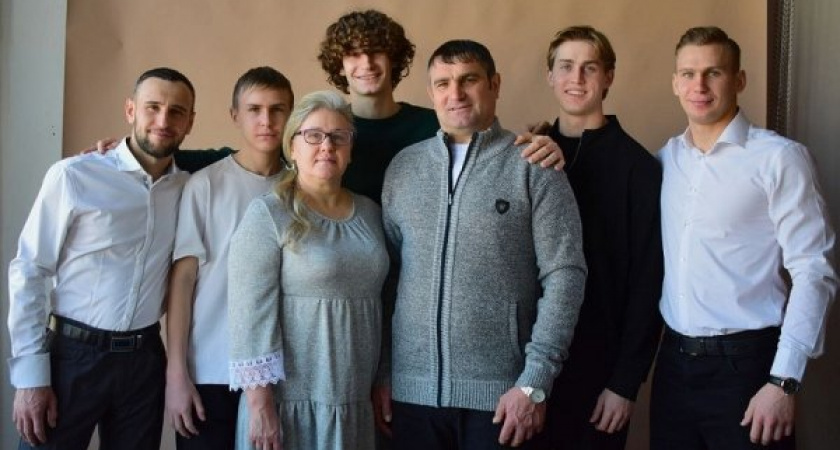 Курская семья с пятью сыновьями получила орден "Родительская слава"