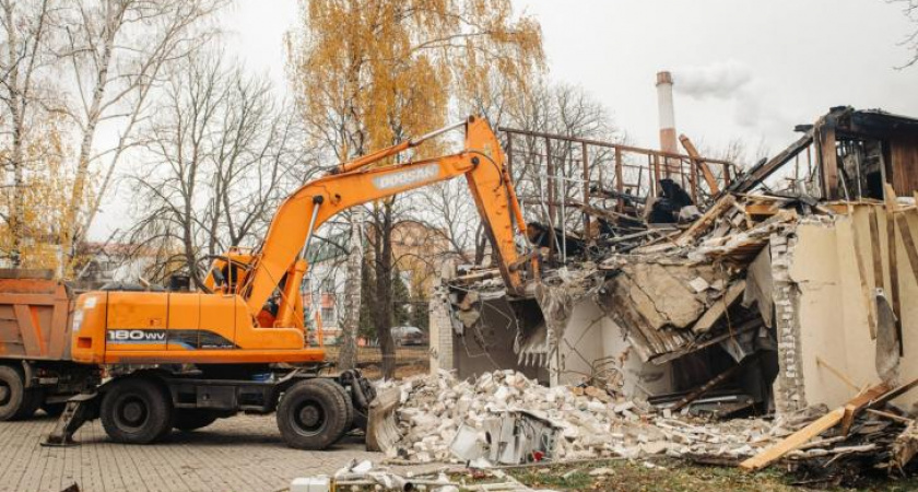 В Курске сносят сгоревшее здание кафе для строительства театра кукол