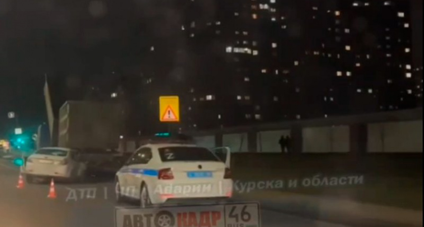 В Курске легковушка врезалась в припаркованную фуру