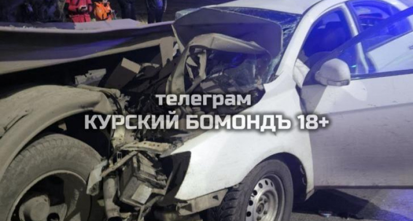В Курске водитель Geely врезался в припаркованный грузовик и попал в больницу