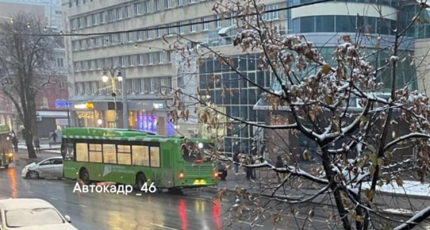 В центре Курска столкнулись легковушка и автобус