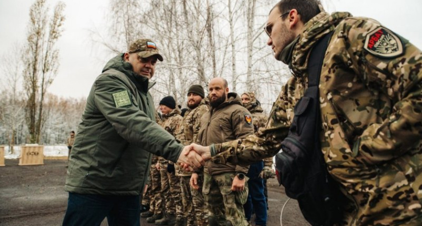 Курским военным вручили награды и передали технику для защиты региона