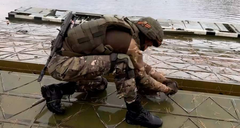 В Курской области военные установили понтонный мост для техники и эвакуации