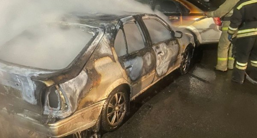 В Курске на проспекте Клыкова сгорели три автомобиля