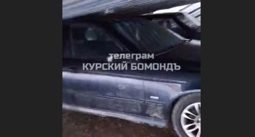 Сорванная штормом крыша повредила несколько автомобилей в Курске