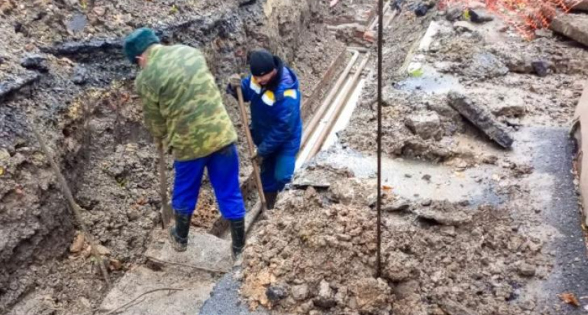 В Курске дождевая вода подмывает жилой дом из-за незарытой коммунальщиками траншеи