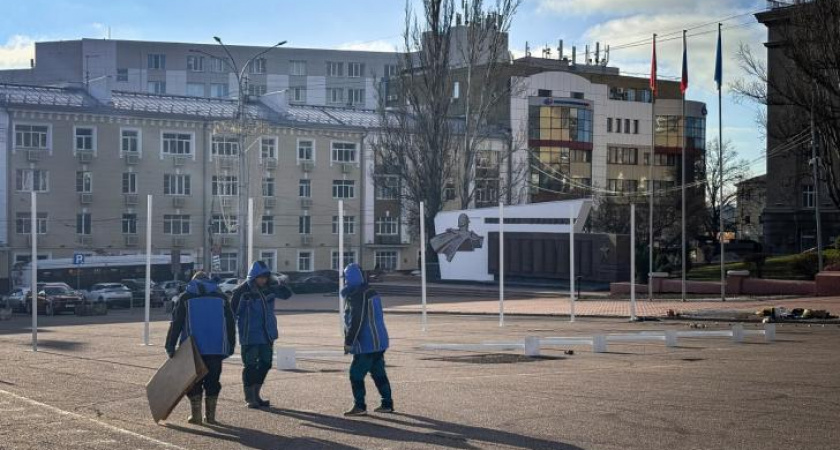 В Курске начали устанавливать новогоднюю иллюминацию на Красной площади