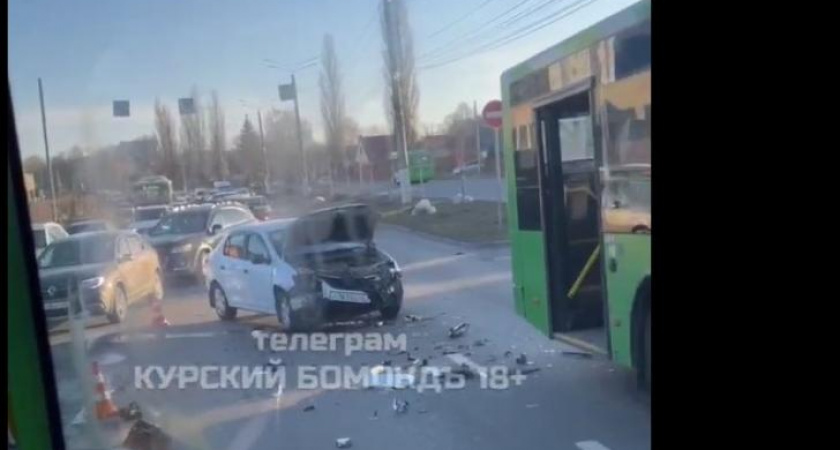 В Курске легковушка столкнулась с автобусом, пострадал водитель