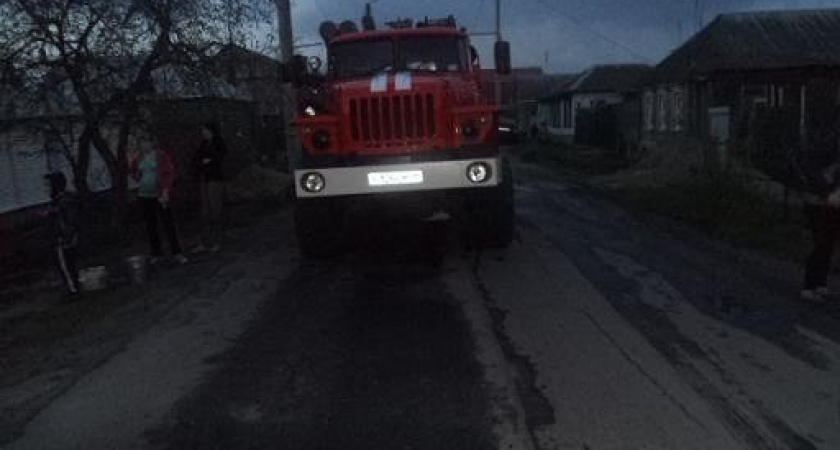 В Курске на улице Театральной загорелся частный дом