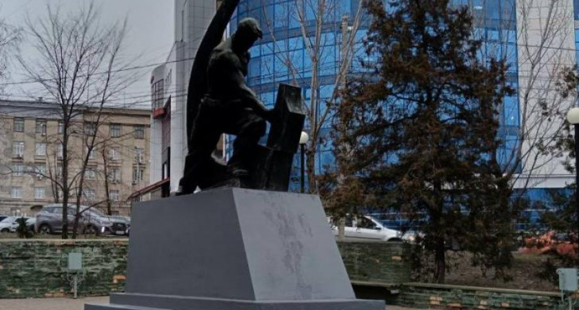 В сквере Спутник обновили памятник