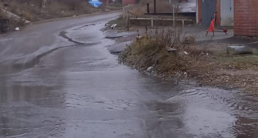 В Курске на Хуторской улице устраняют прорыв водопровода