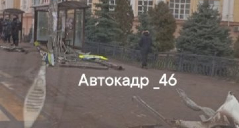 Внедорожник протаранил остановку и снёс ограждение в центре Курска