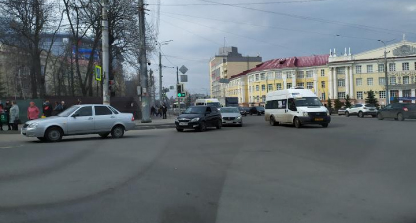 В Курске внедорожник снес светофор на площади Перекальского
