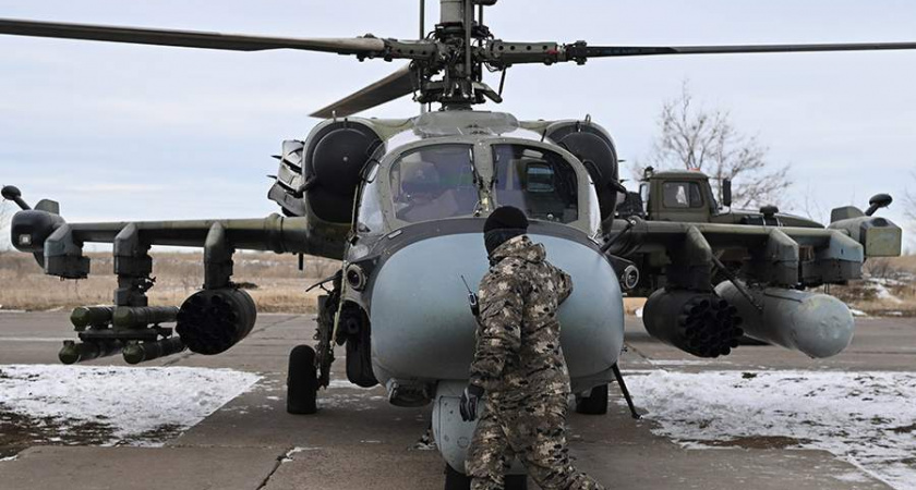 Российский вертолет Ка-52 нанес ракетный удар по позициям ВСУ в Курской области