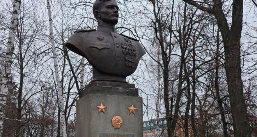 В Курске обновили памятник легендарному летчику