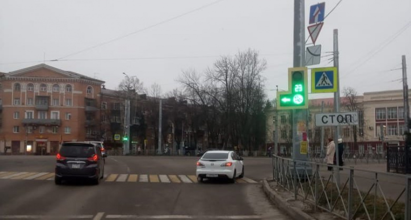Светофоры на площади Перекальского в Курске заработают уже сегодня.