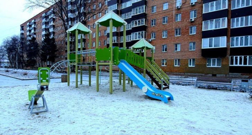 В Курске открыли новую детскую площадку взамен разрушенной