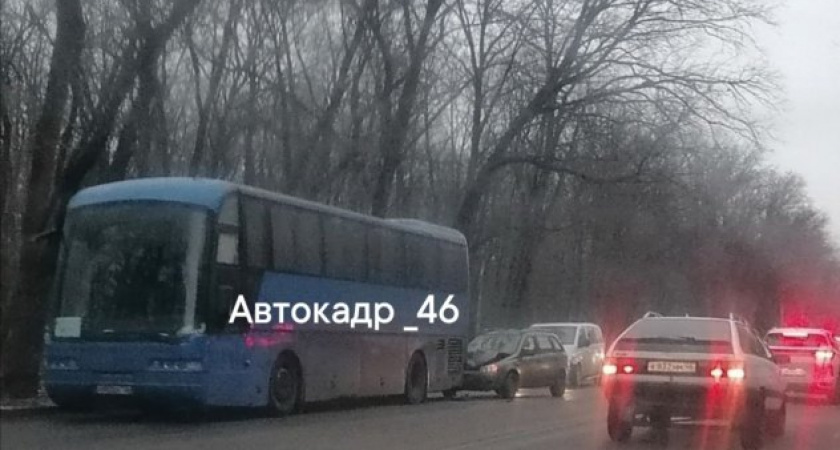 В Курске легковушка врезалась в автобус из-за плохой видимости