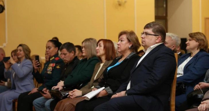 Фото к статье: В Курске наградили волонтеров за помощь военным и беженцам