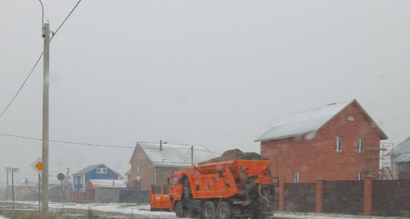В Курске 66 снегоуборочных машин вышли на борьбу со снегопадом