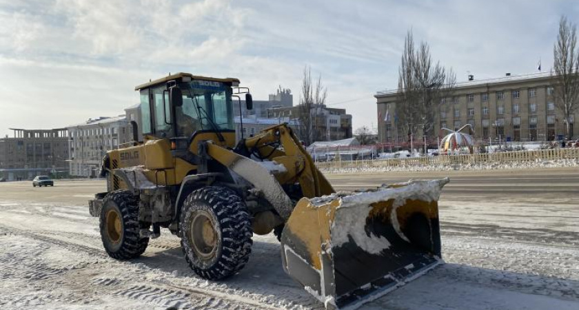 В Курске 75 дорожников и спецтехника борются с гололедицей