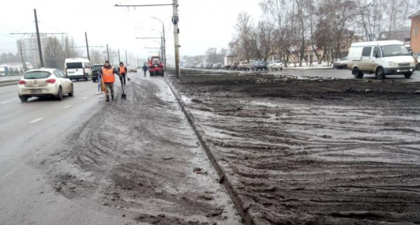 В Курске водителей просят не выезжать на главную дорогу через газон