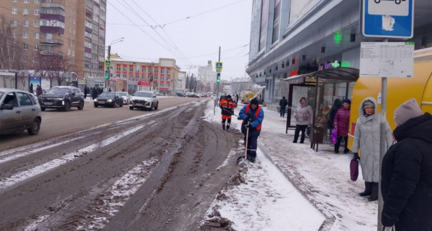 Курские чиновники могут выйти на уборку снега с лопатами