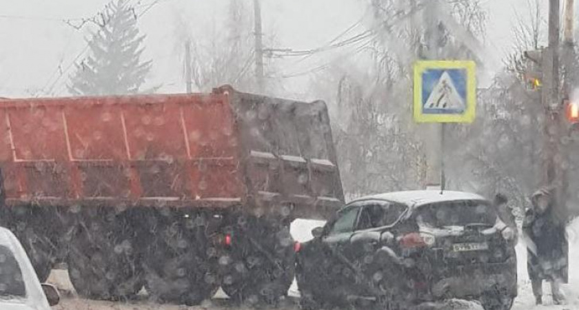 Восемь ДТП парализовали движение в Курске из-за снегопада