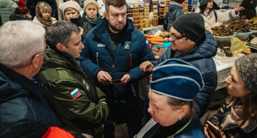 Куряне пожаловались Хинштейну на проблемы во время его визита на Северный рынок