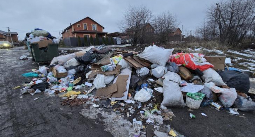 В Кукуевке три месяца не могут убрать стихийную свалку