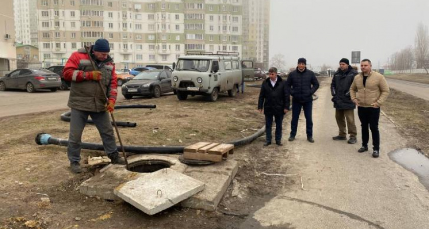 В Курске установят круглосуточное наблюдение за проблемным канализационным колодцем