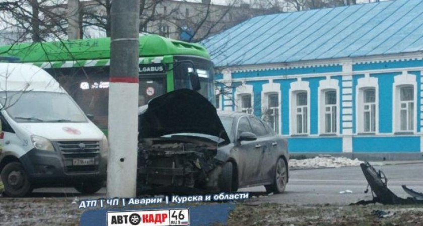 В Курске KIA Optima врезалась в столб, водитель в больнице