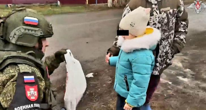 Военные доставляют новогодние подарки детям в приграничных районах Курской области